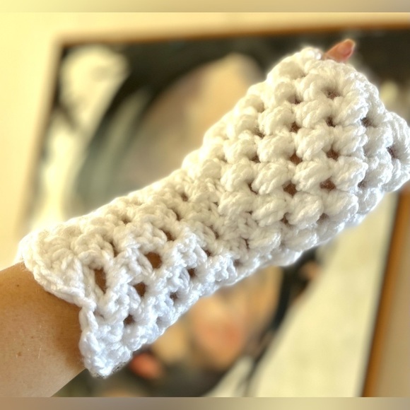 CROCHETED EAR WARMER AND MATCHING FINGERLESS GLOVES SET - Picture 9 of 10
